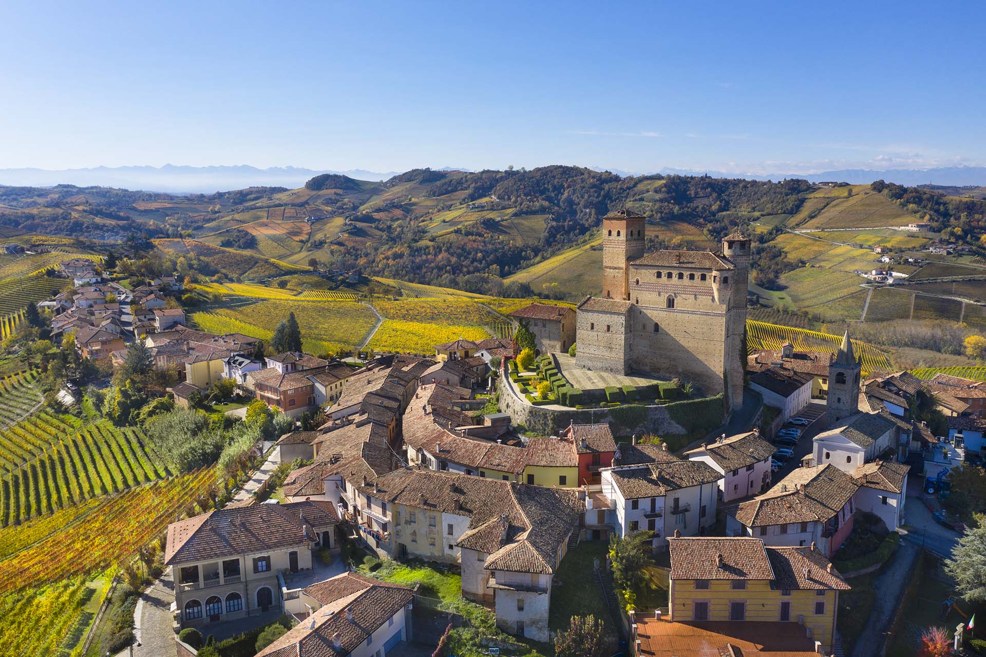 Langhe e Serralunga d’Alba: Dove il Tempo Danza tra le Vigne