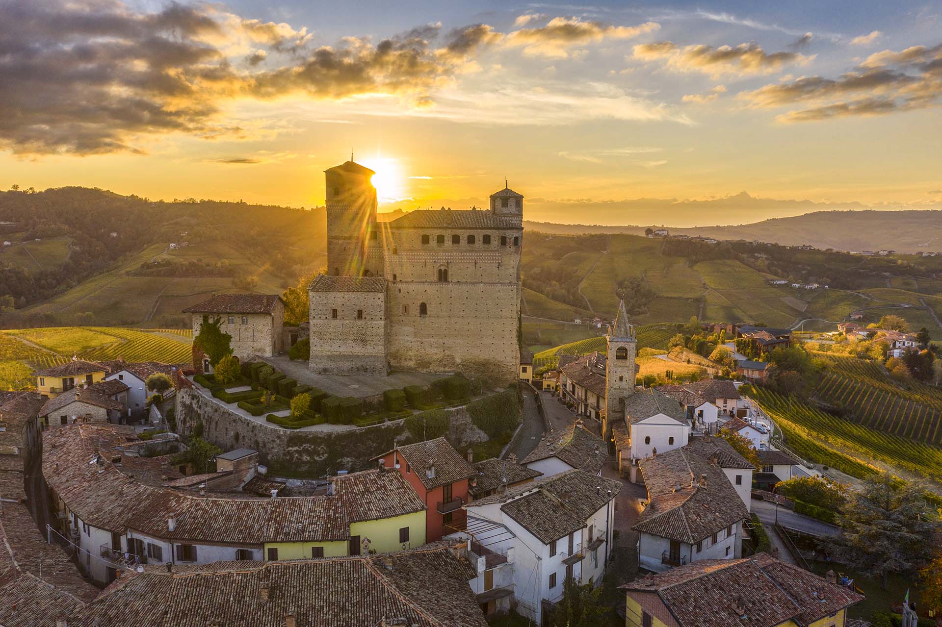Serralunga d’Alba: Il Segreto Medievale nel Cuore delle Langhe UNESCO.