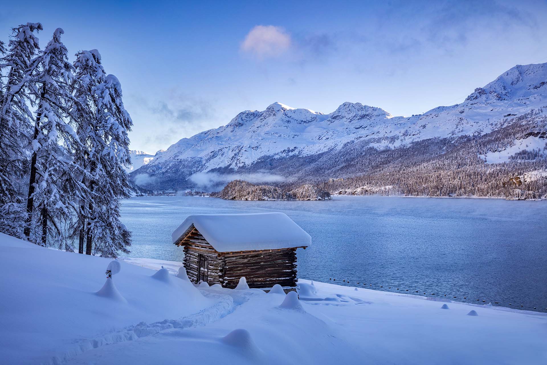 Baita sulle rive del lago di Sils in Alta Engadina.