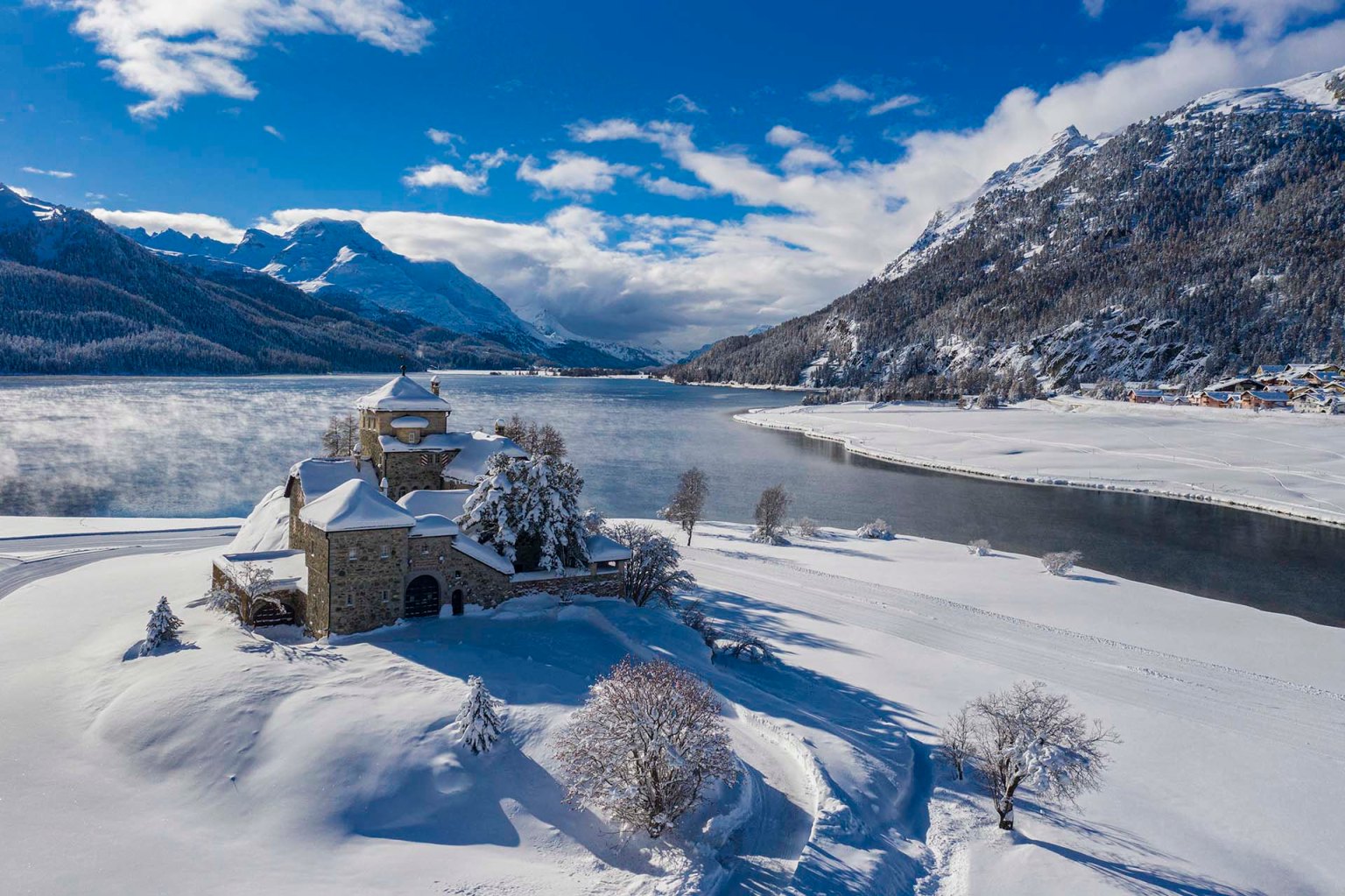 Il Castello Crap da Sass in Alta Engadina nelle Alpi Svizzere.