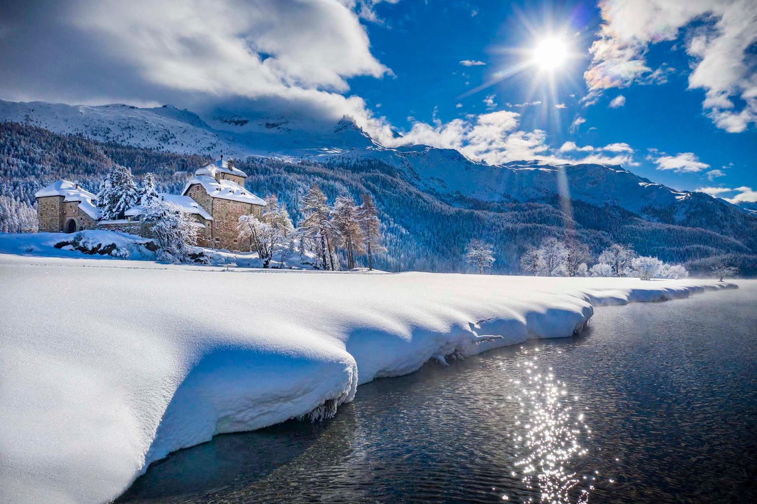 Il Castello Crap da Sass sul lago di Silvaplana in Alta Engadina.