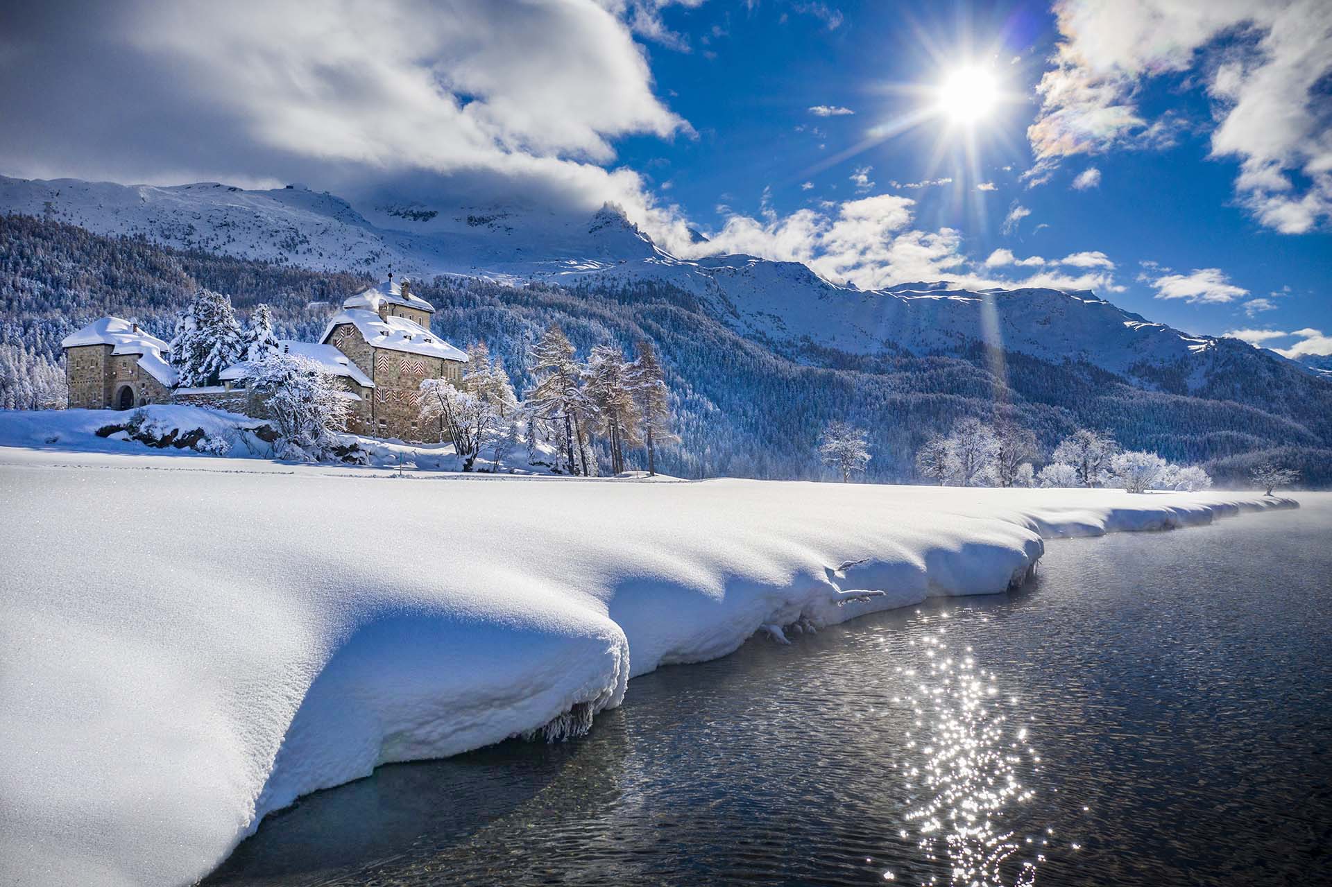 Il Castello Crap da Sass sul lago di Silvaplana in Alta Engadina.