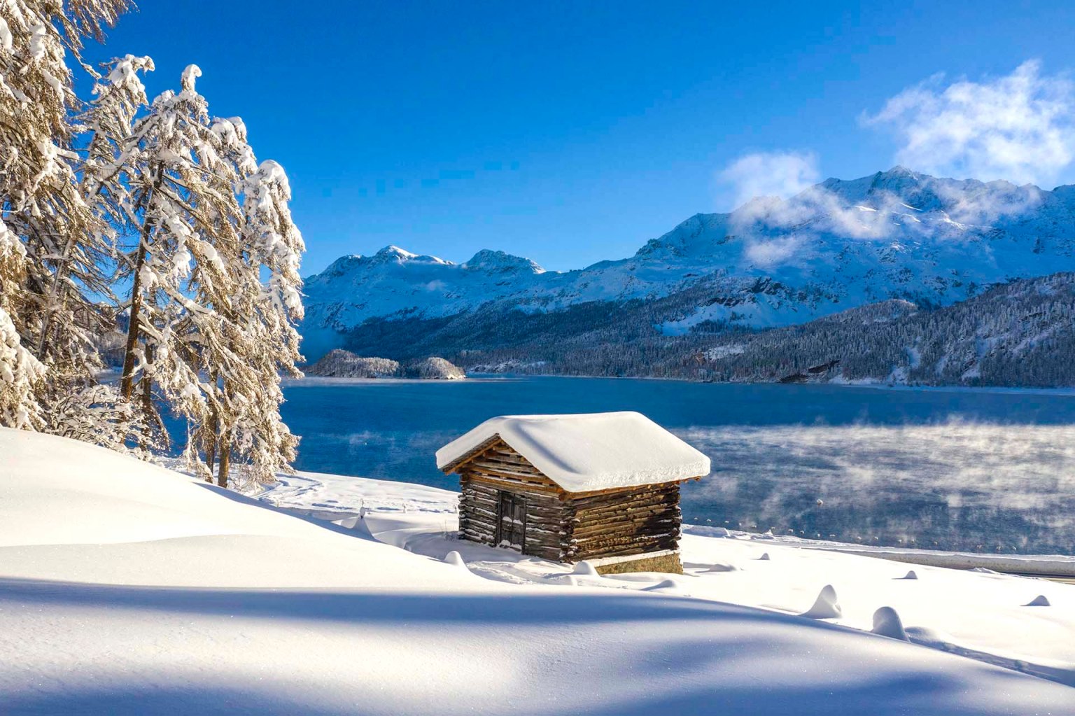 Baita sulle rive del lago di Sils in Alta Engadina.