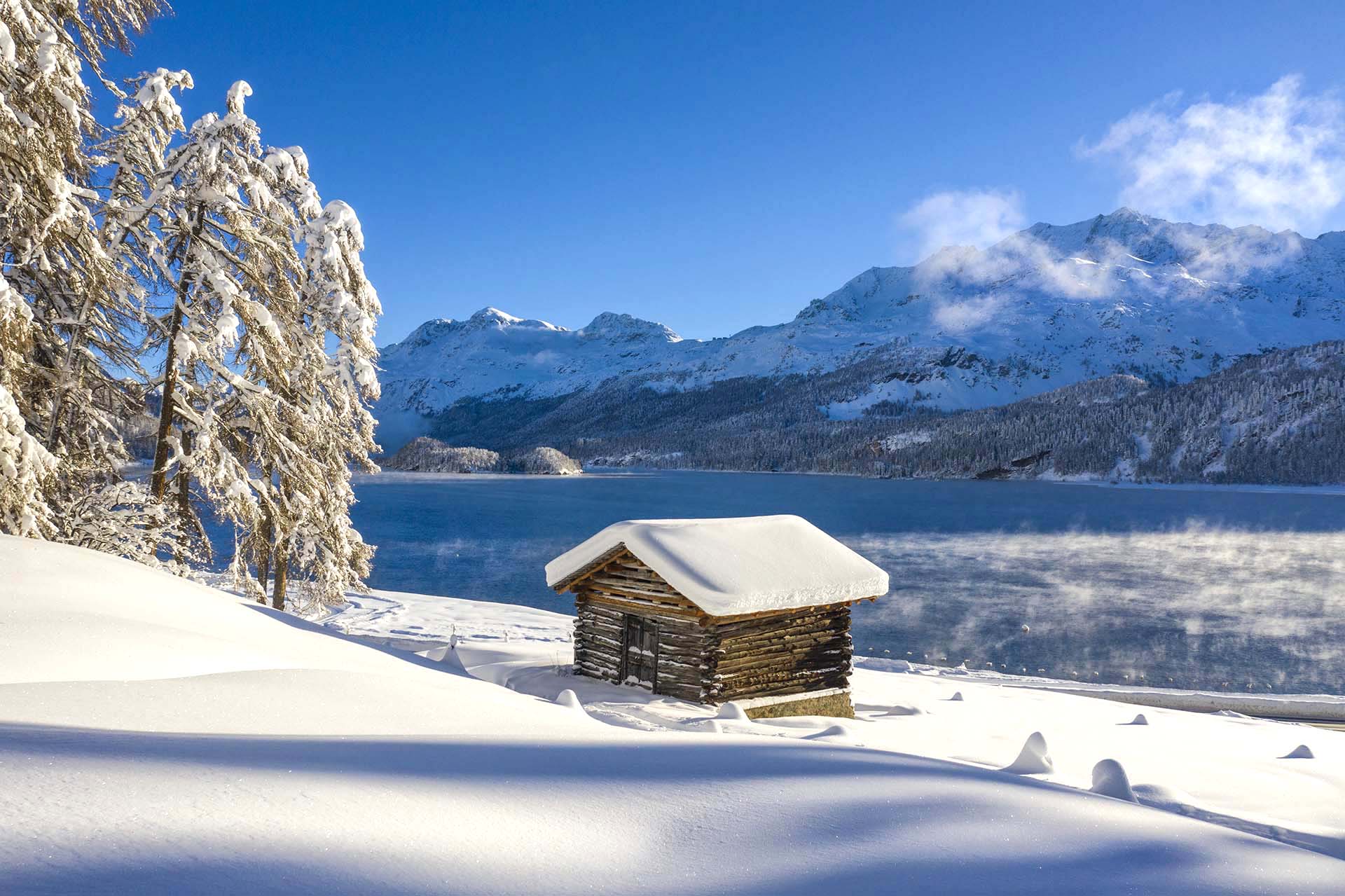 Baita sulle rive del lago di Sils in Alta Engadina.