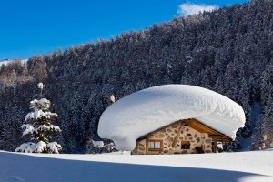 Baita nella neve in Val Federia.