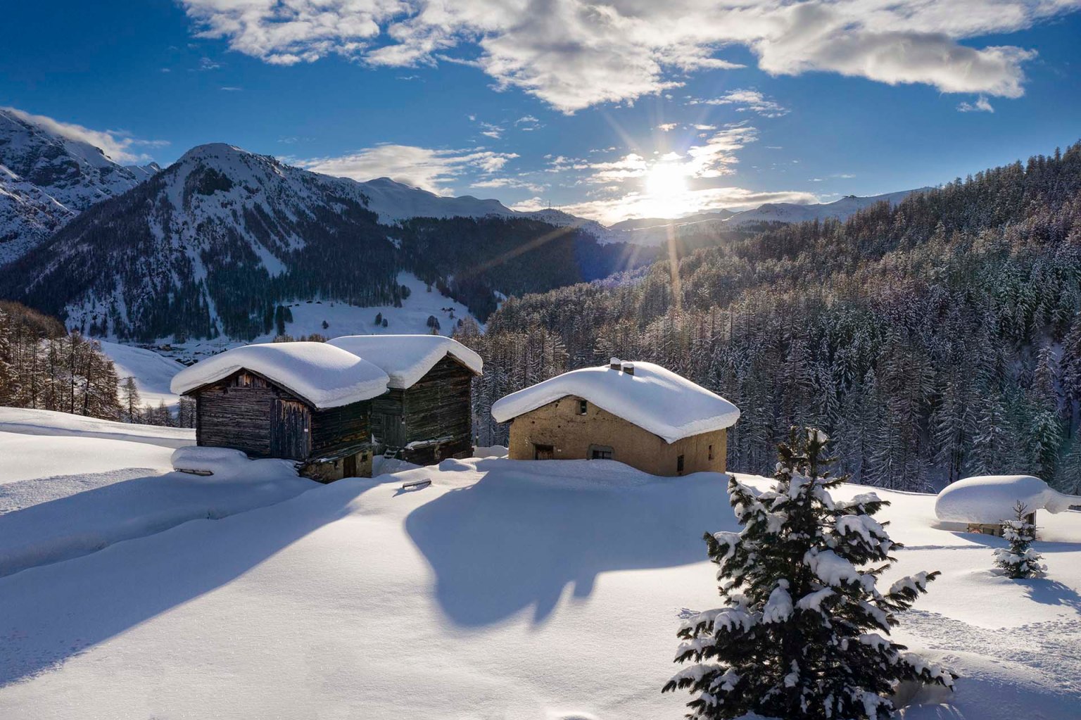 Baite alpine tradizionali coperte di neve fresca nella Val Federia a Livigno.