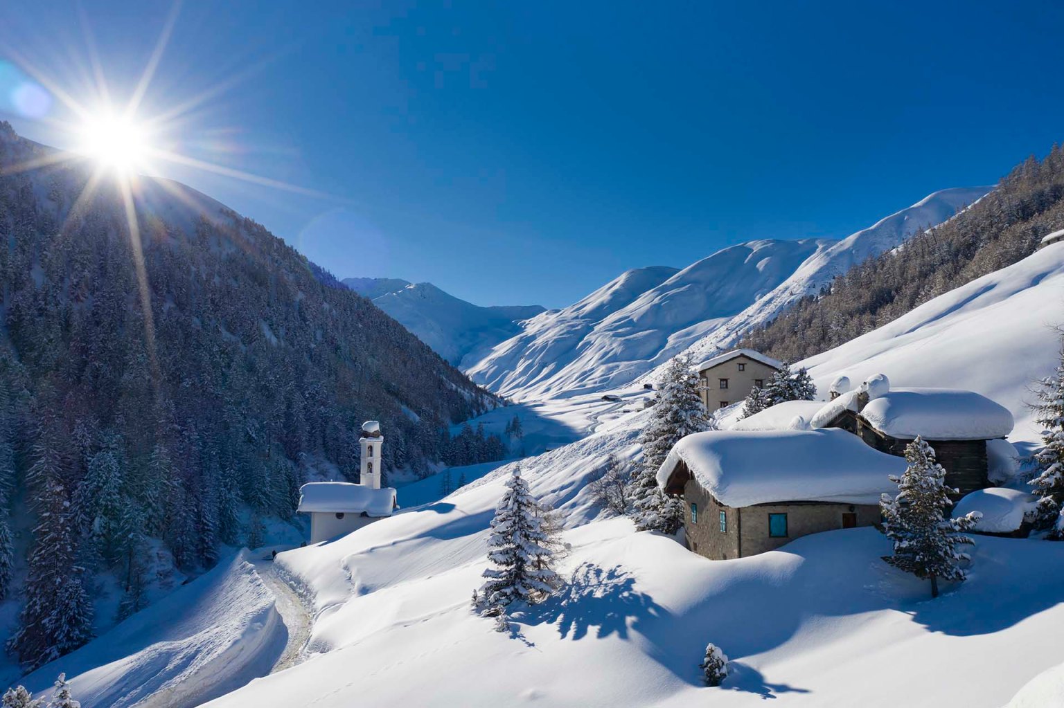Baite alpine in neve fresca nella Val Federia a Livigno.