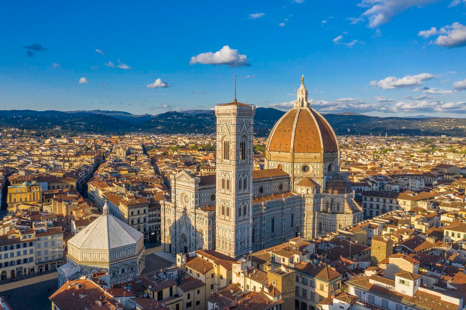 Il Battistero di San Giovanni e la Cattedrale di Santa Maria del Fiore nel centro storico di Firenze.
