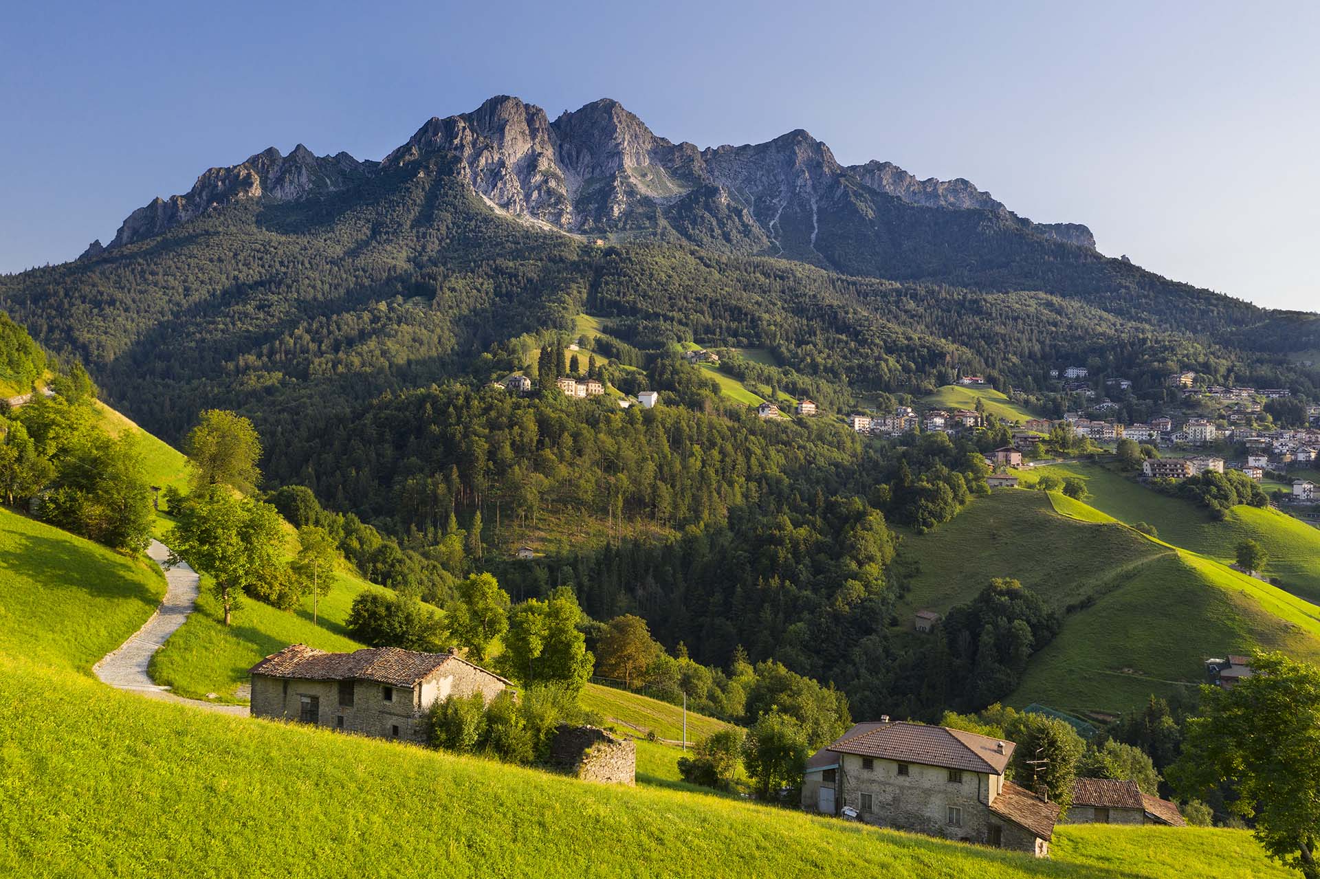 Il Monte Alben e il paesaggio della Val Serina.