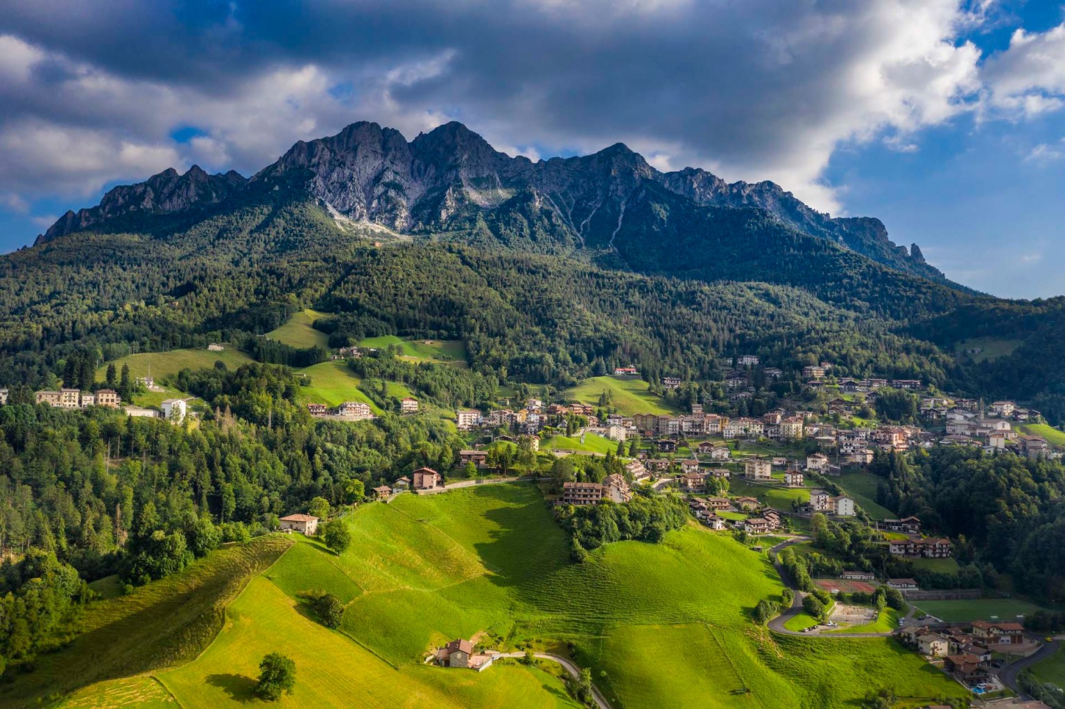 Il paese di Oltre il Colle in Val Serina e Monte Alben.