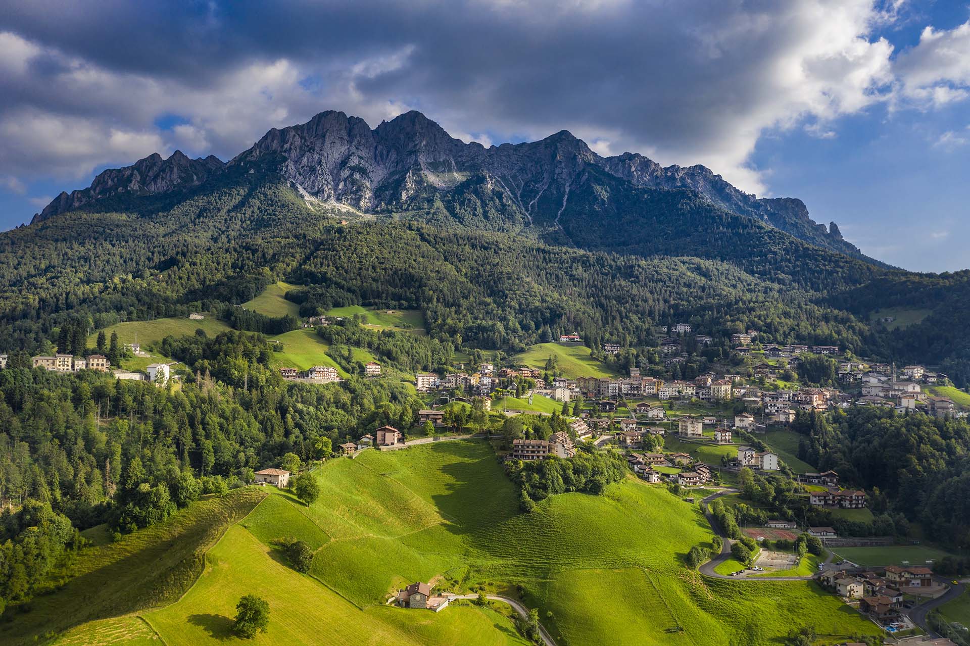Il paese di Oltre il Colle in Val Serina e Monte Alben.