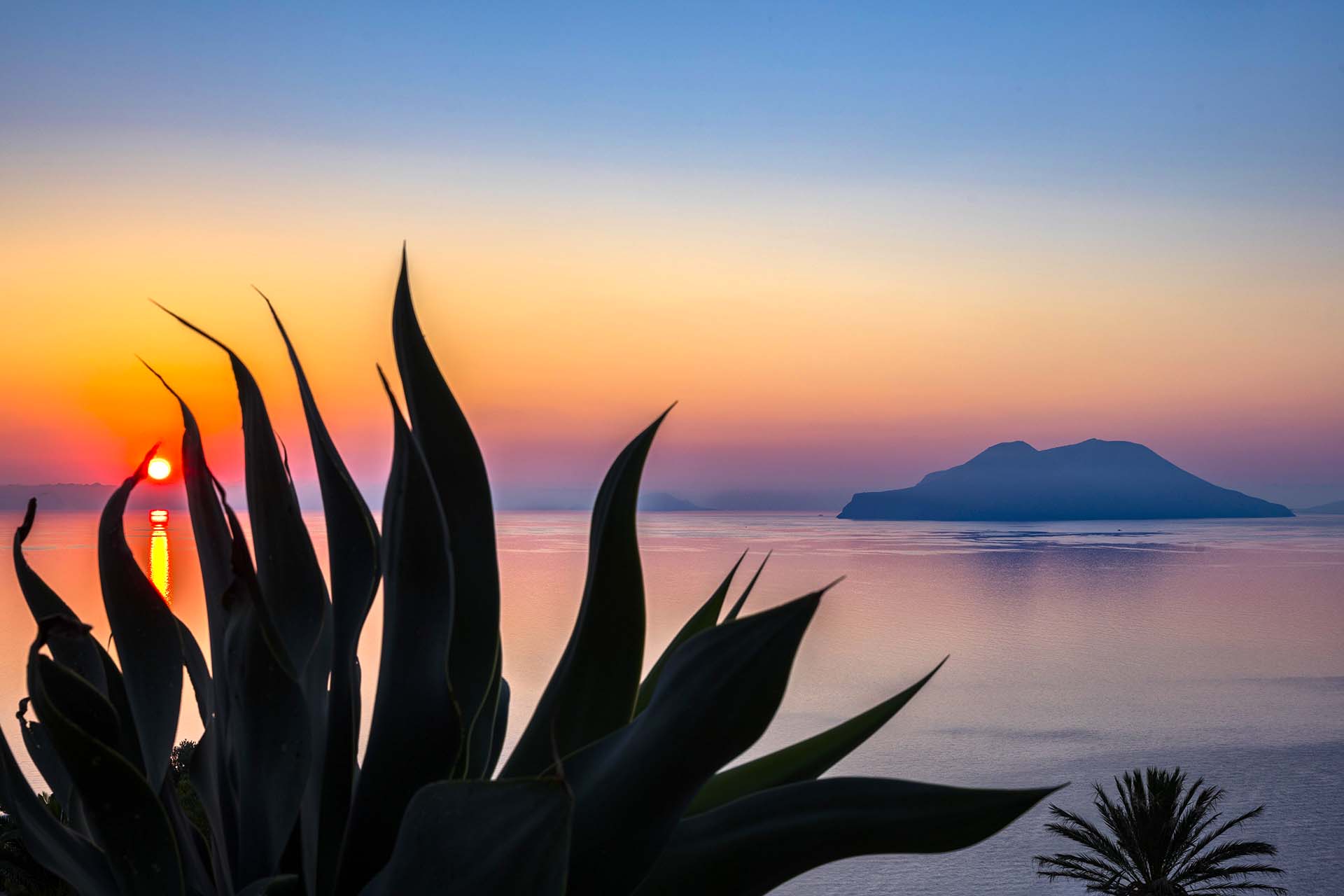 L’Alba sulle Isole Eolie: Quando la Luce Sveglia il Paradiso