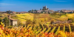 Castello di Serralunga d'Alba del XIV secolo che domina le colline vitate delle Langhe