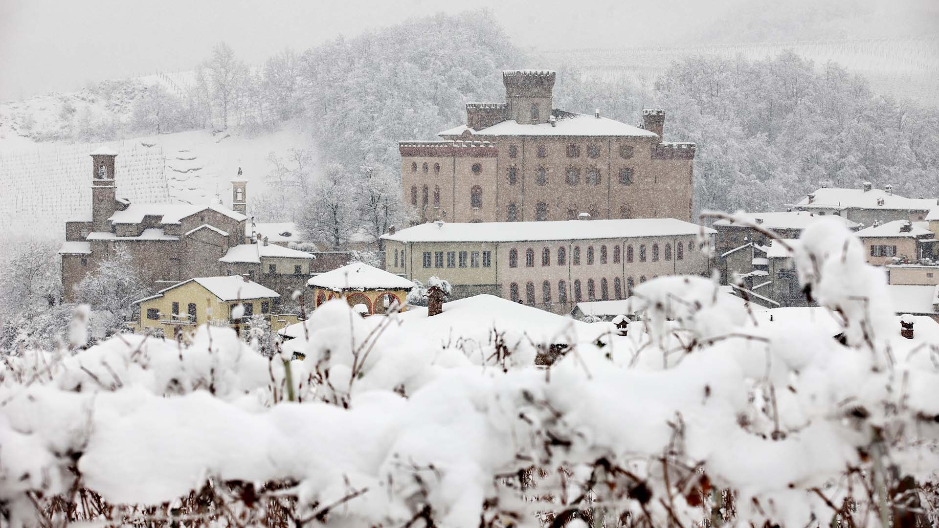 Il borgo di Barolo sommerso dalla neve nelle Langhe Piemontesi.