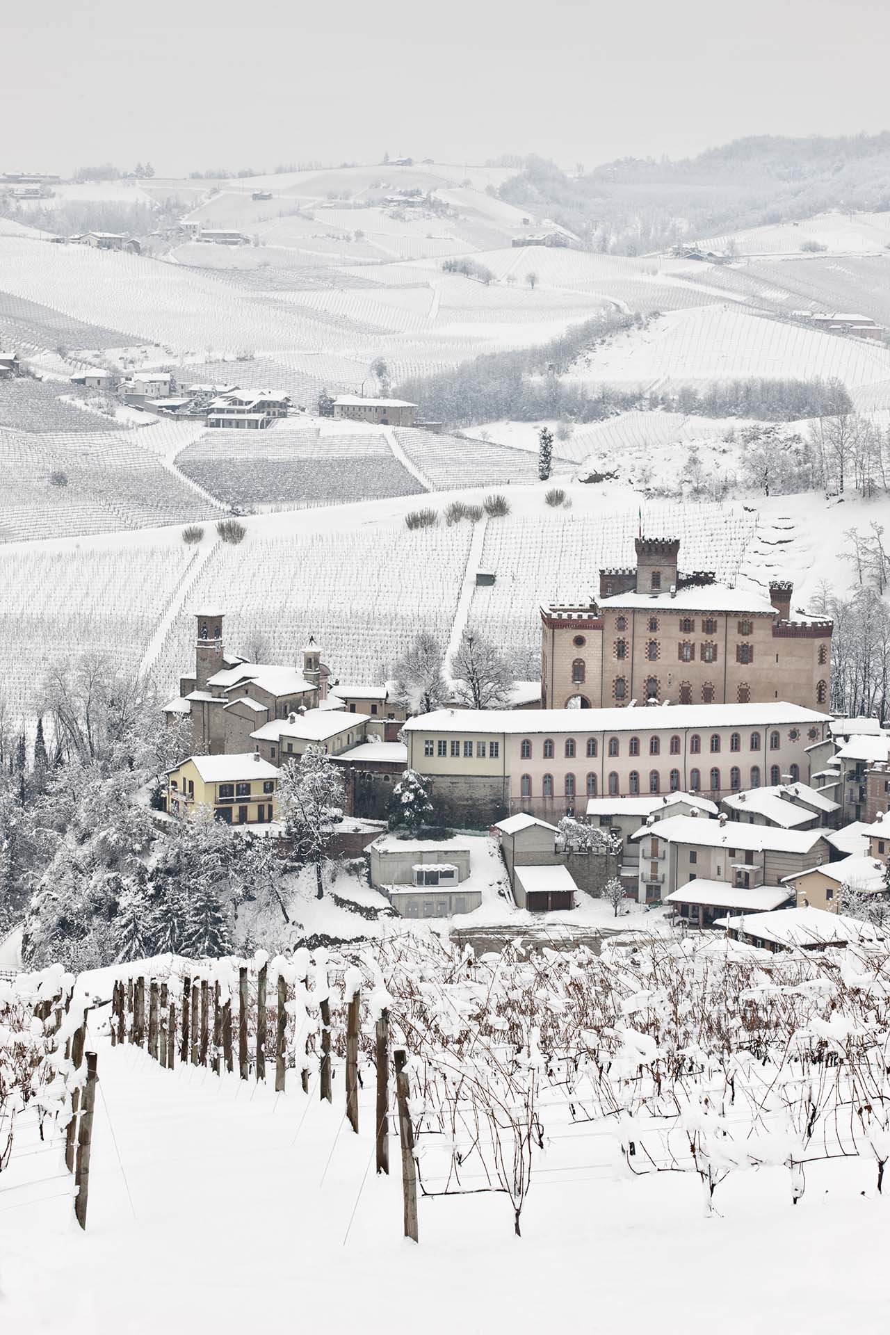 Il Castello Falletti e il Magico Inverno di Barolo Sotto la Neve