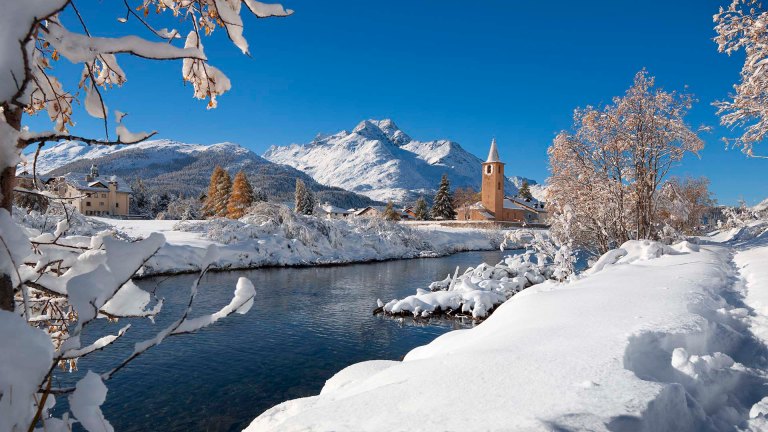 chiesa di San Lorenzo (San Lurench) coperta di neve nel villaggio di Sils Baselgia, in Alta Engadina