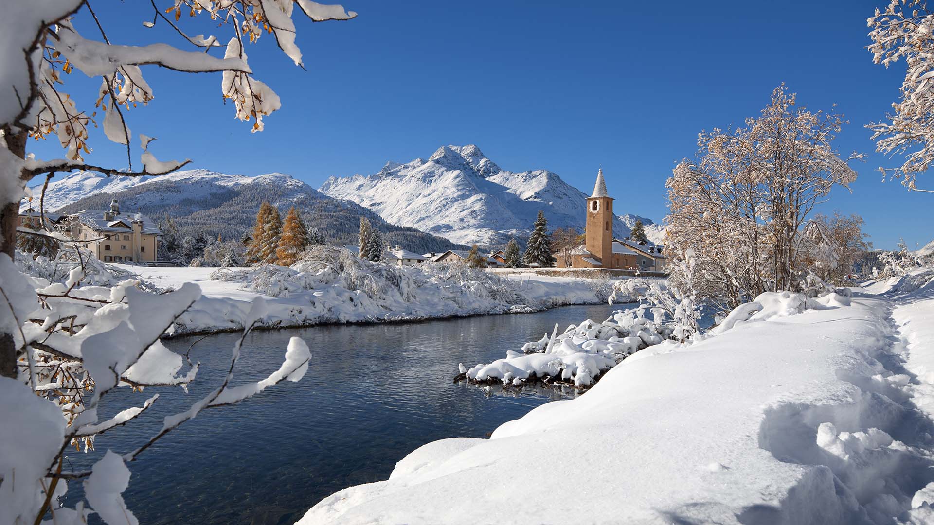 chiesa di San Lorenzo (San Lurench) coperta di neve nel villaggio di Sils Baselgia, in Alta Engadina