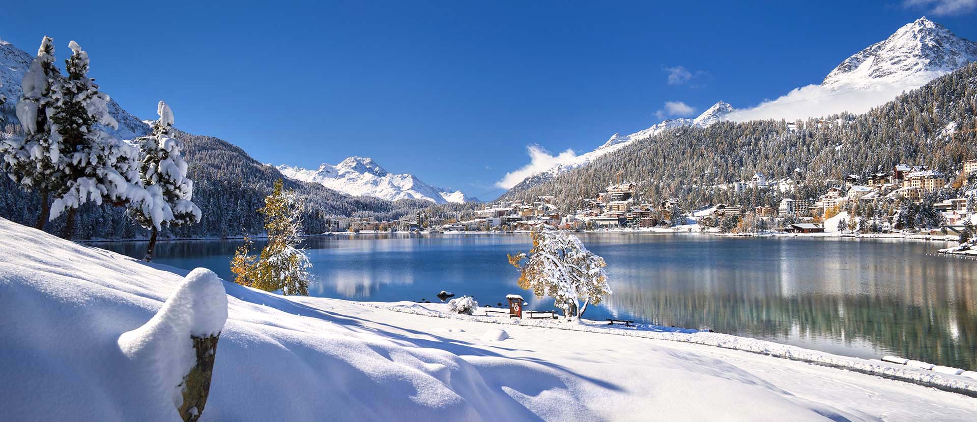 St Moritz e il suo lago in inverno con la neve.