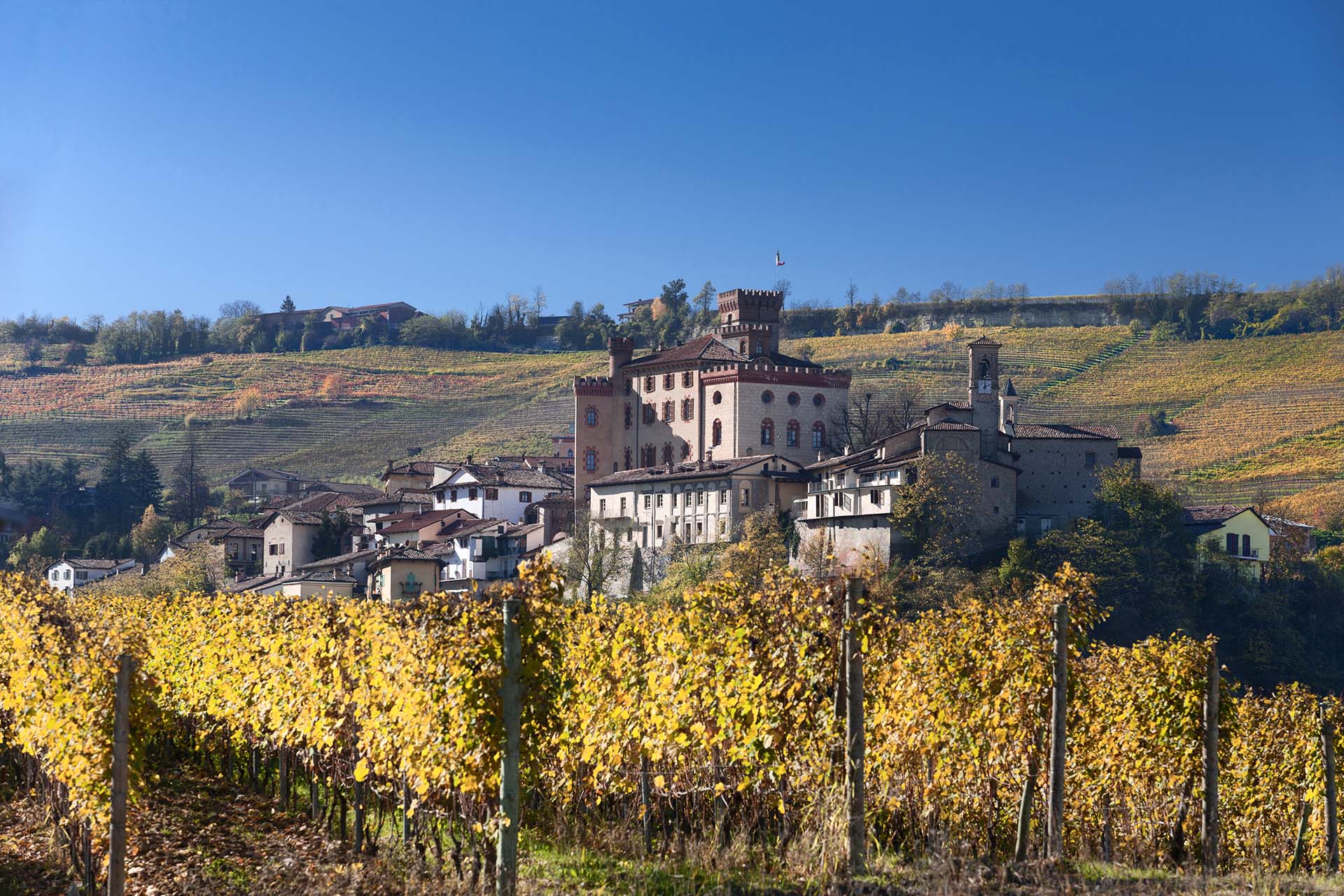 Autunno a Barolo: la magia del borgo e del suo Castello tra i vigneti dorati
