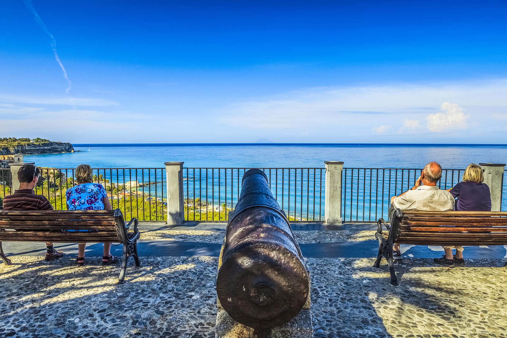 SIM-415592 - Momenti di relax dal belvedere di Piazza del Cannone a Tropea con vista sullo Stromboli
