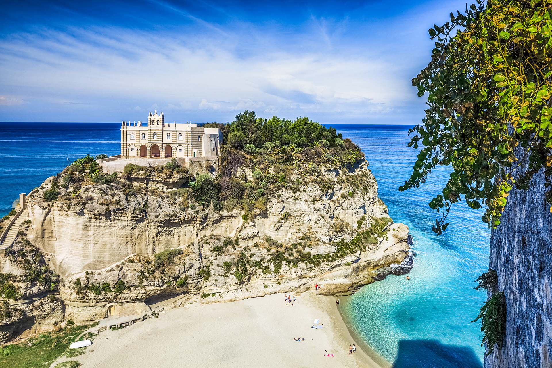 SIM-415593 - Il Santuario di Santa Maria dell'Isola sul promontorio di Tropea e la sua spiaggia
