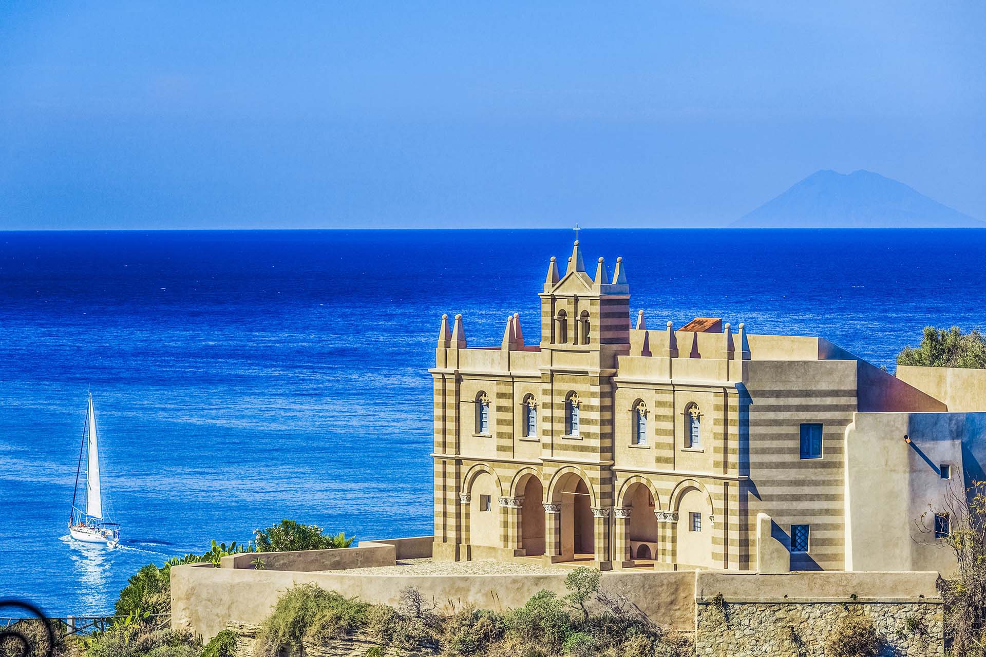 SIM-415595 - Il Santuario di Santa Maria dell'Isola sul promontorio di Tropea e Stromboli sullo sfondo
