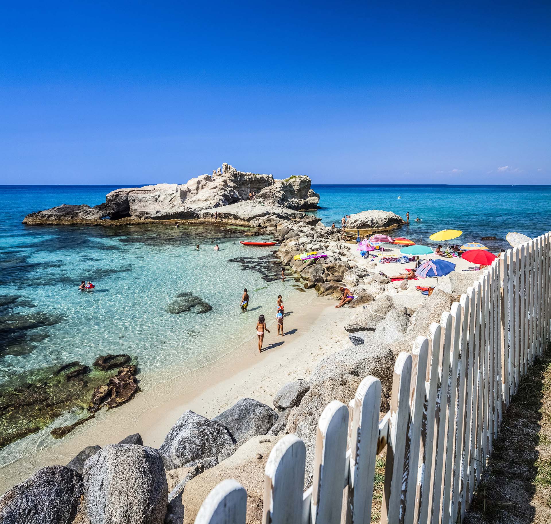 Baia di Riaci in Calabria: un tuffo tra scogliere spettacolari e acque trasparenti
