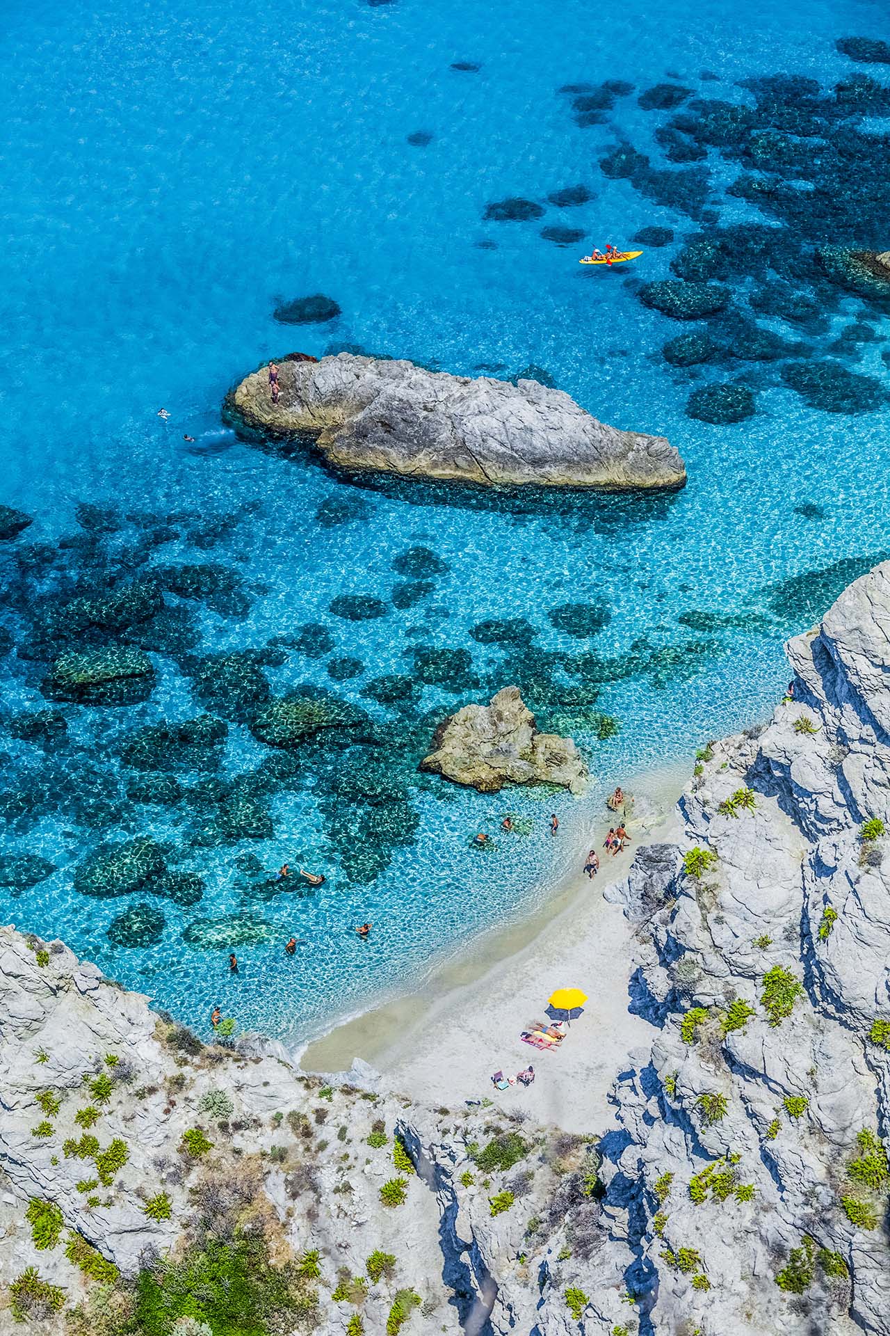 Spiaggetta ‘A Ficara tra le roccie e mare cristallino di Capo Vaticano