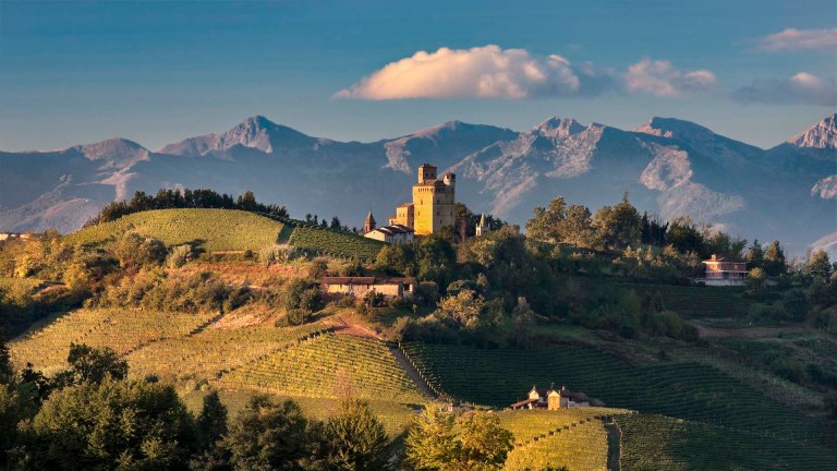 Il Castello di Serralunga d'Alba e l'arco alpino sullo sfondo.