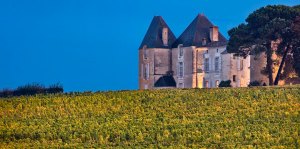 Il famoso Chateau d’Yquem tra i suoi vigneti a Sauternes in Francia.