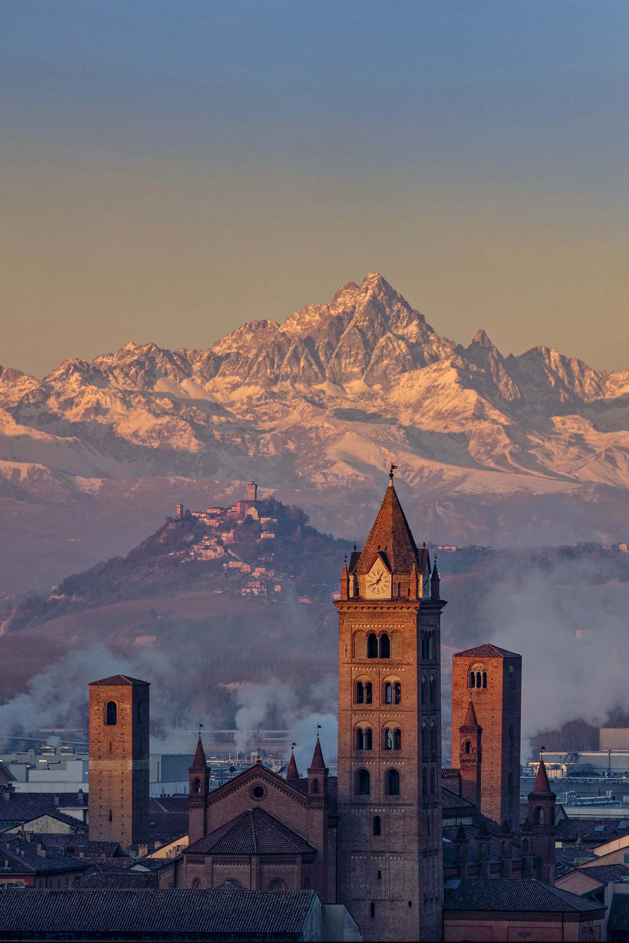 Alba Segreta: L’Incanto del Tramonto tra Torri Antiche e Sguardo sul Monviso.