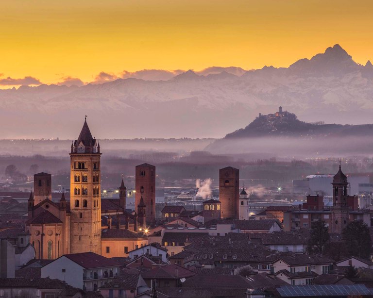 Vista di Alba e l'arco alpino con il Monviso.