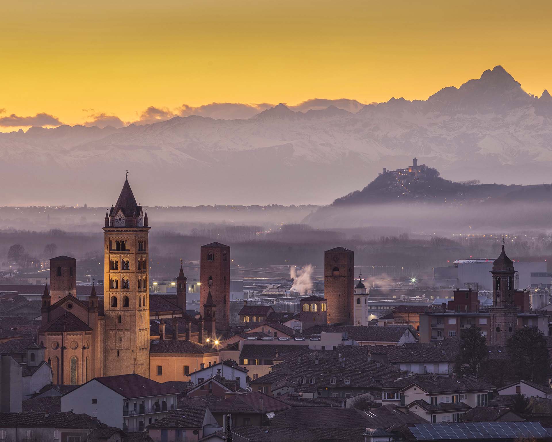 Il Tramonto ad Alba: La Magia delle Langhe Sfumata dai Colori del Monviso