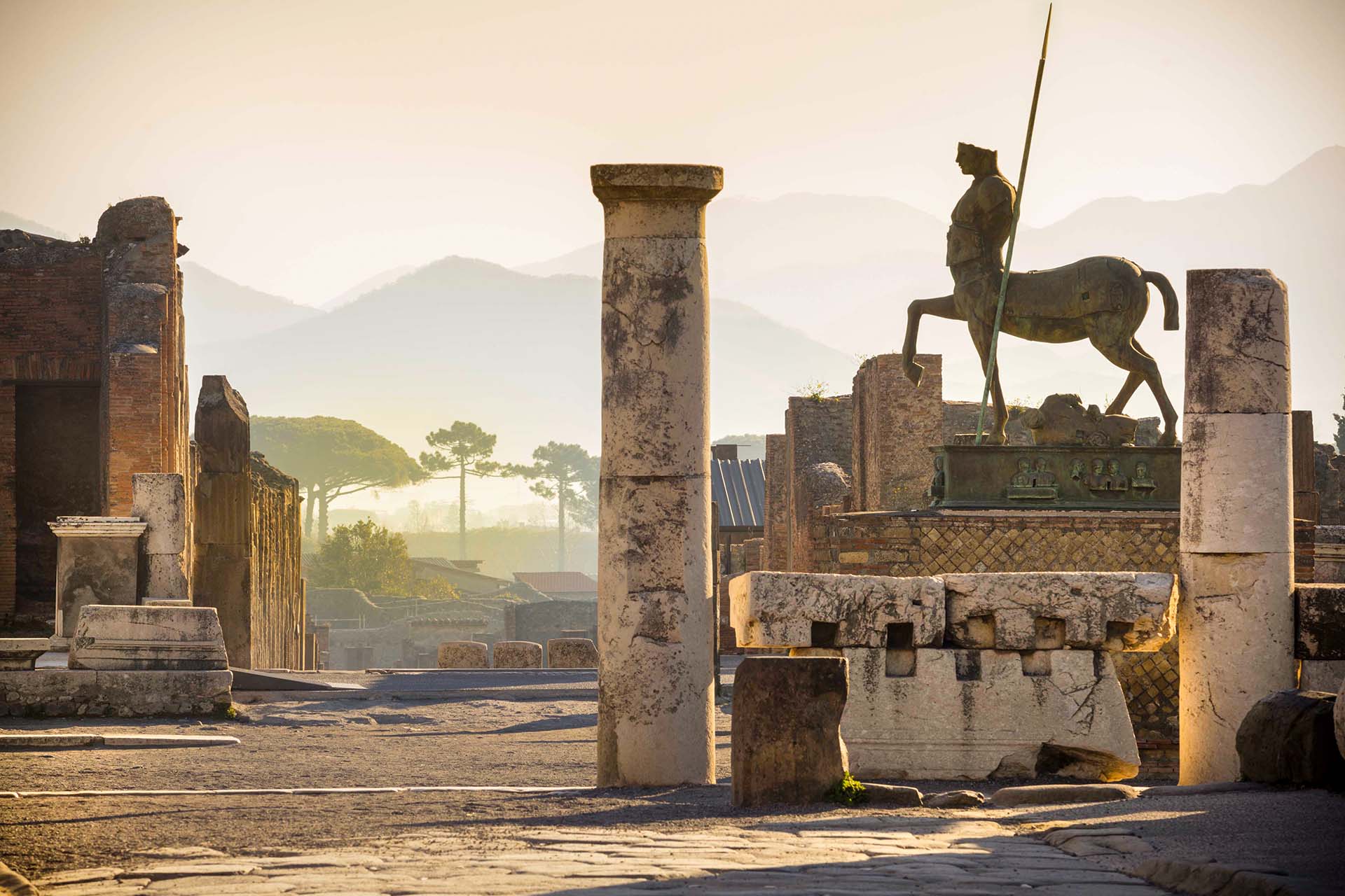 L'area archeologica di Pompei con il Centauro di Igor Mitoraj.