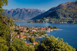 Vista del borgo di Pella e del lago d'Orta in Piemonte.