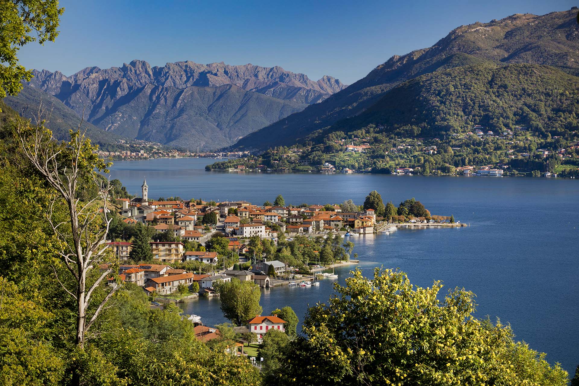 Pella sul Lago d’Orta: Il Borgo del Tempo Lento e dei Tramonti Magici