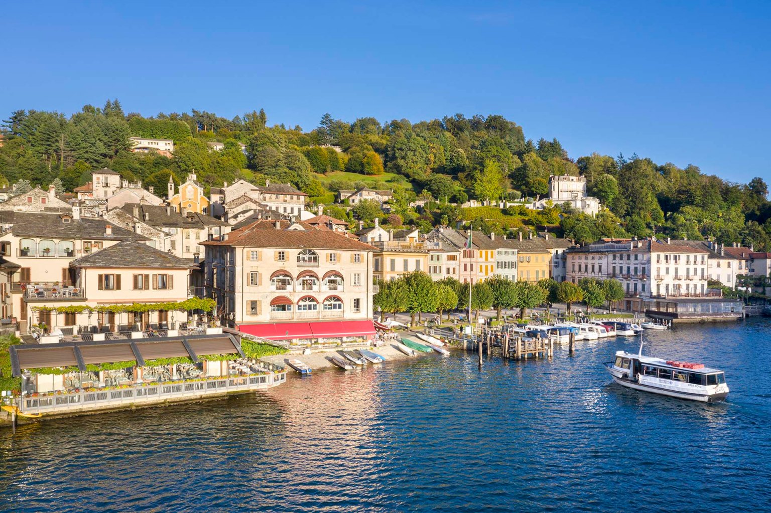 Il borgo di Orta San Giulio affacciato sul Lago d'Orta, in Piemonte.