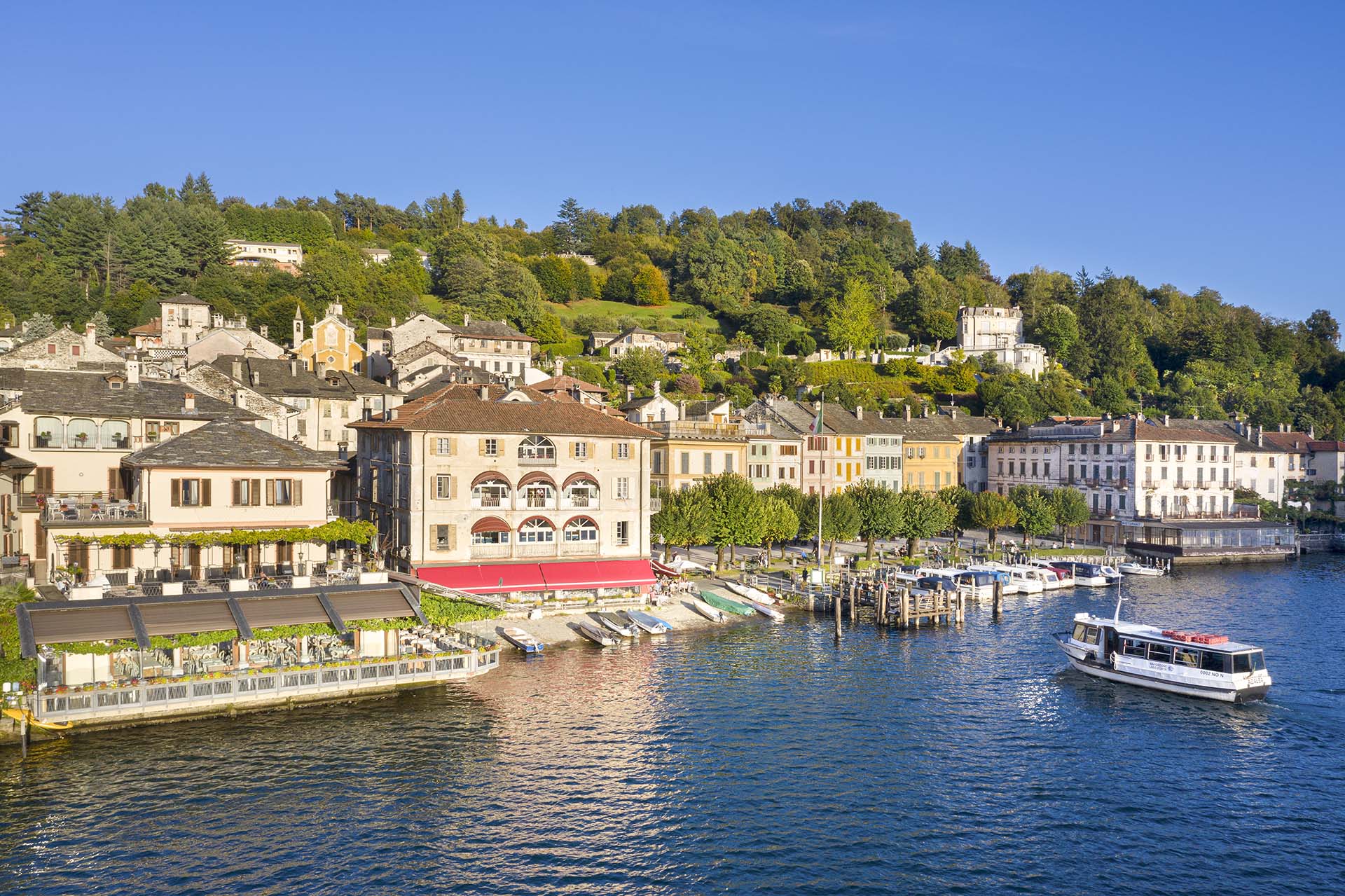 Orta San Giulio: Il Borgo Sospeso nel Tempo dove il Silenzio Diventa Poesia.