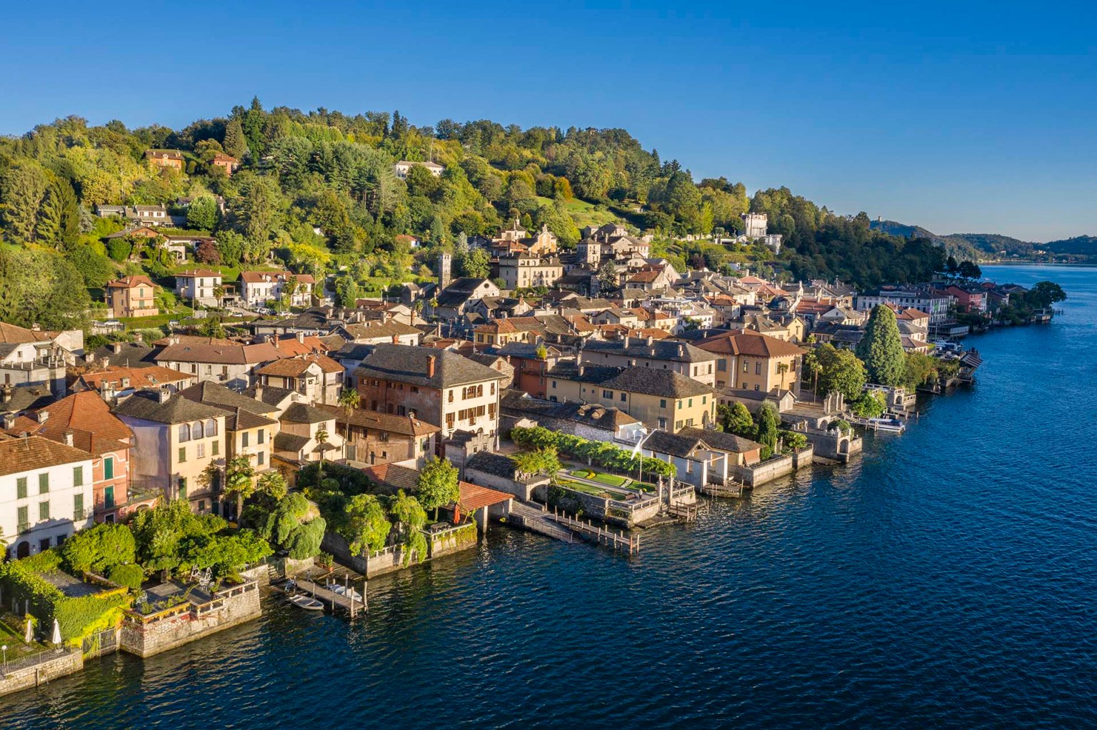 Il borgo di Orta San Giulio affacciato sul Lago d'Orta, in Piemonte.