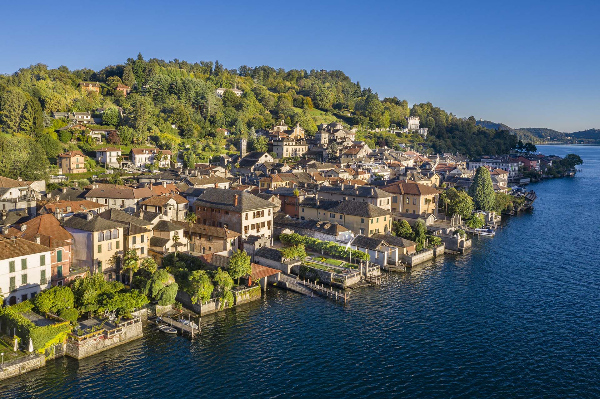 Il borgo di Orta San Giulio affacciato sul Lago d'Orta, in Piemonte.