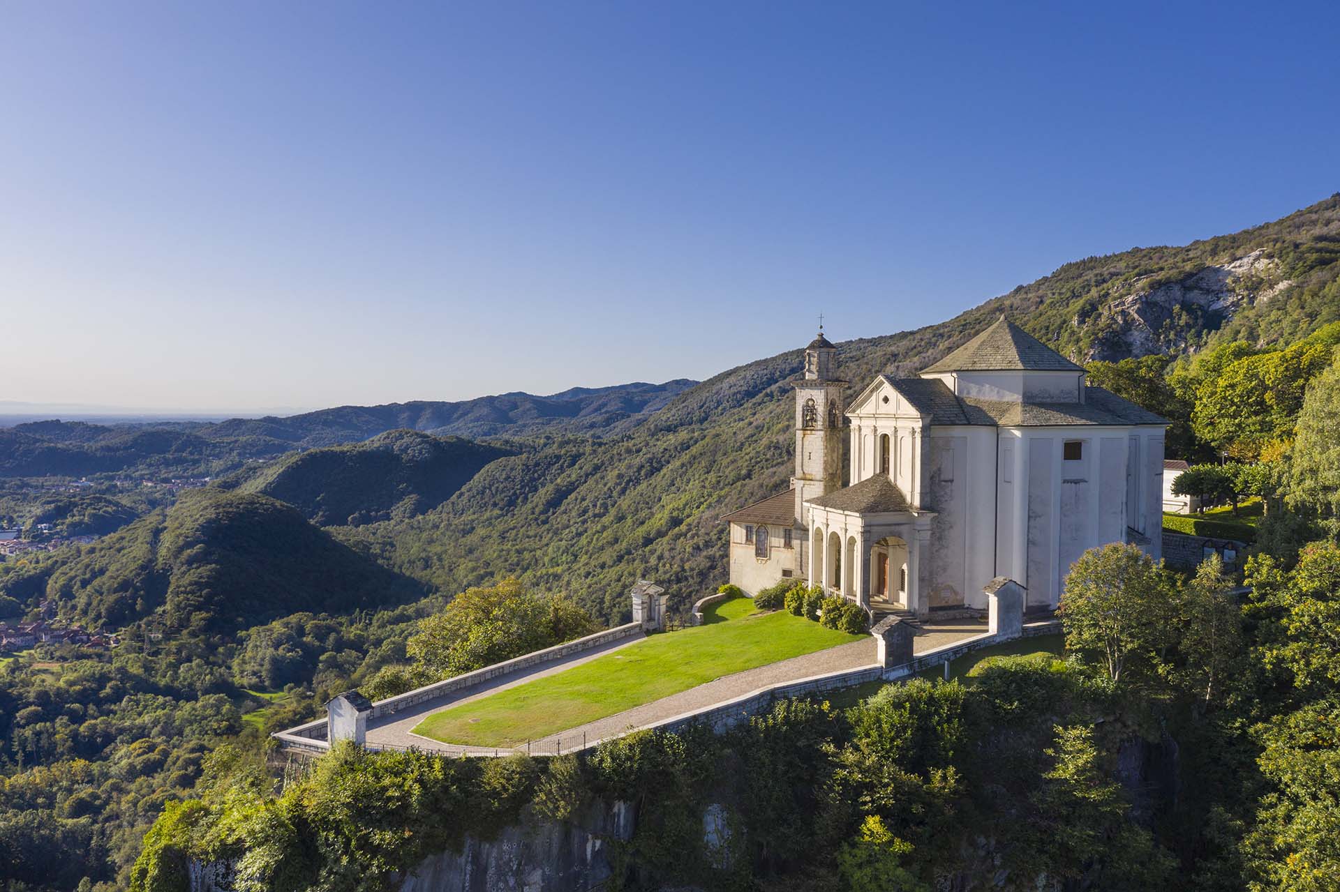 Sospesi sul Lago d’Orta: La Magia Intemporale della Madonna del Sasso.