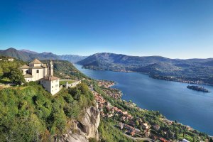 Santuario della Madonna del Sasso domina il Lago d'Orta in Piemonte.