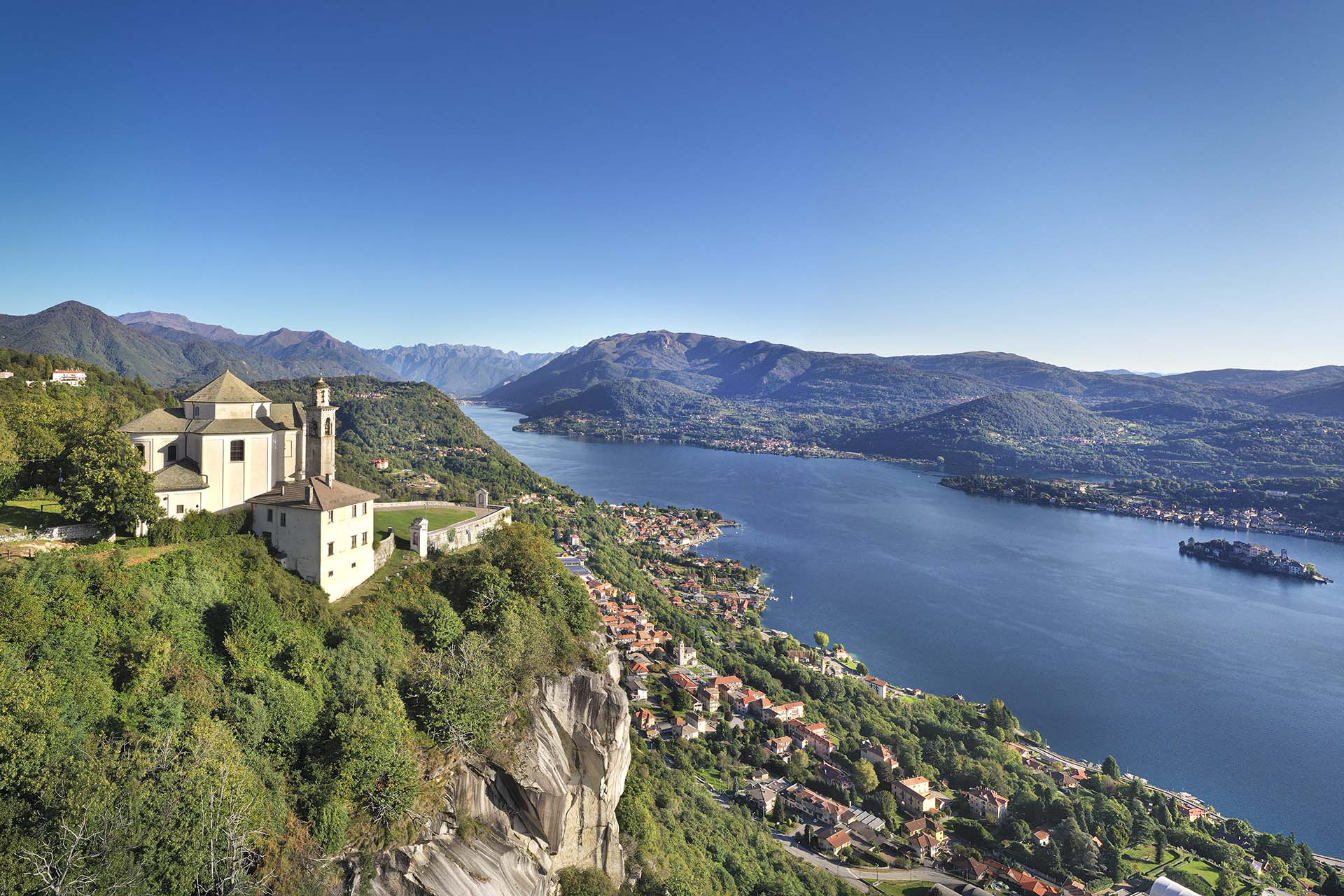 Dove il Cielo bacia l’Acqua: Il Miracolo Visivo della Madonna del Sasso.