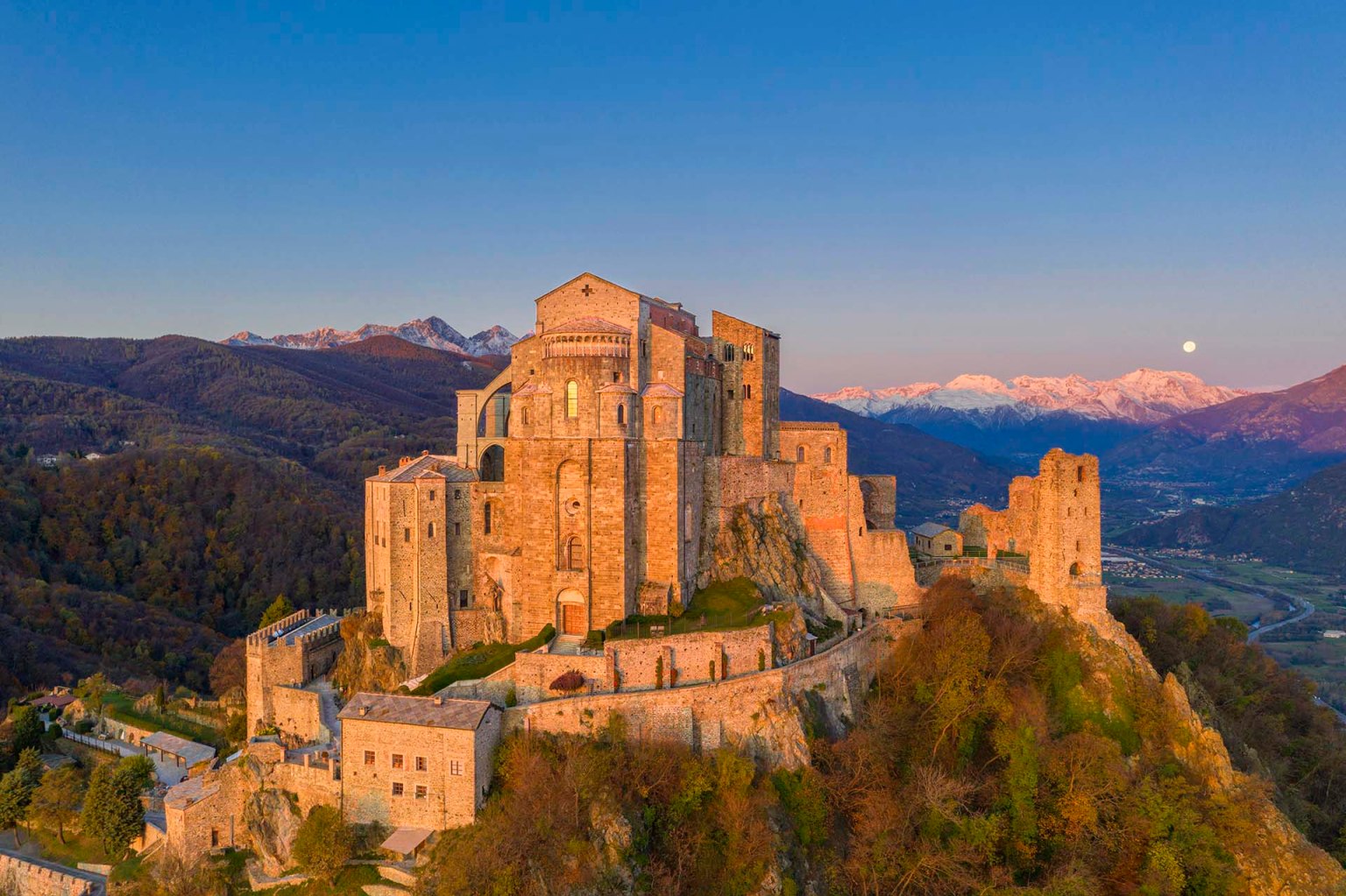 La Sacra di San Michele, monastero medievale in Val di Susa simbolo del Piemonte.
