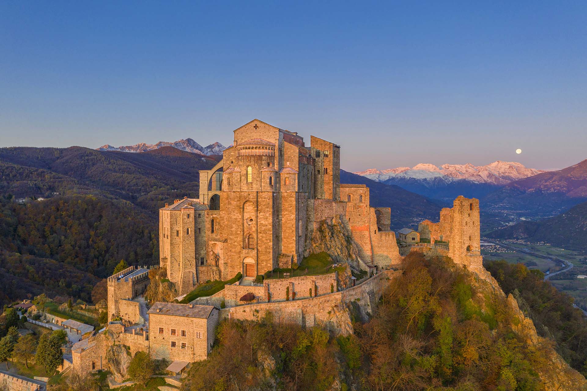 La Sacra di San Michele, monastero medievale in Val di Susa simbolo del Piemonte.