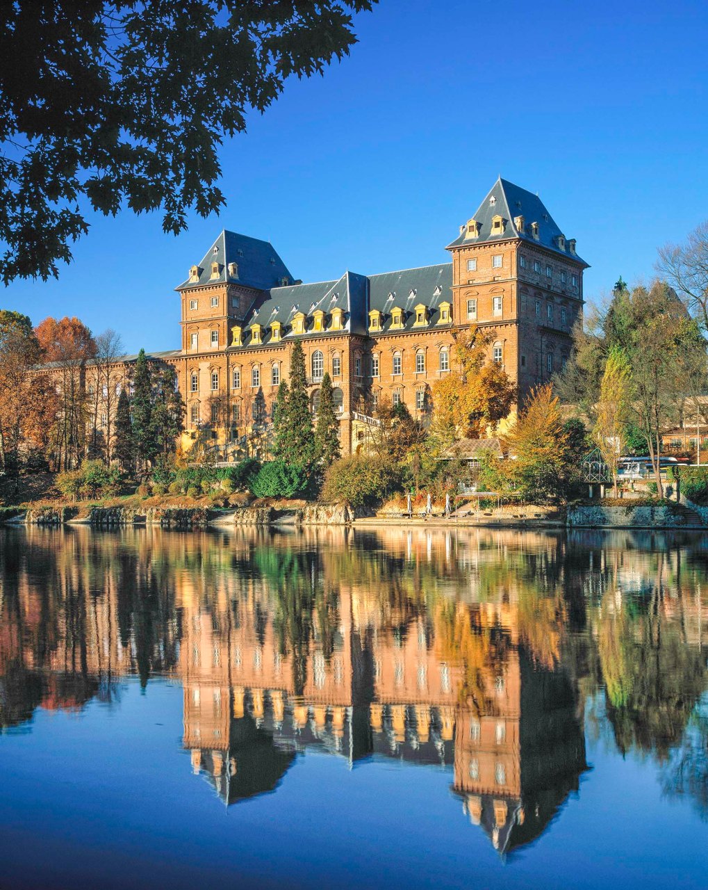 Il Castello del Valentino sul fiume Po a Torino.