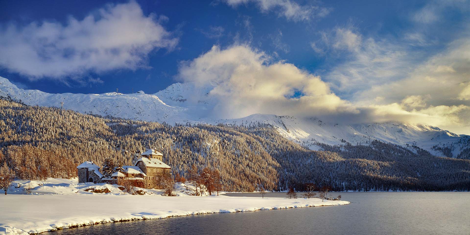 Il Castello Crap da Sass sul lago di Silvaplana in Alta Engadina.