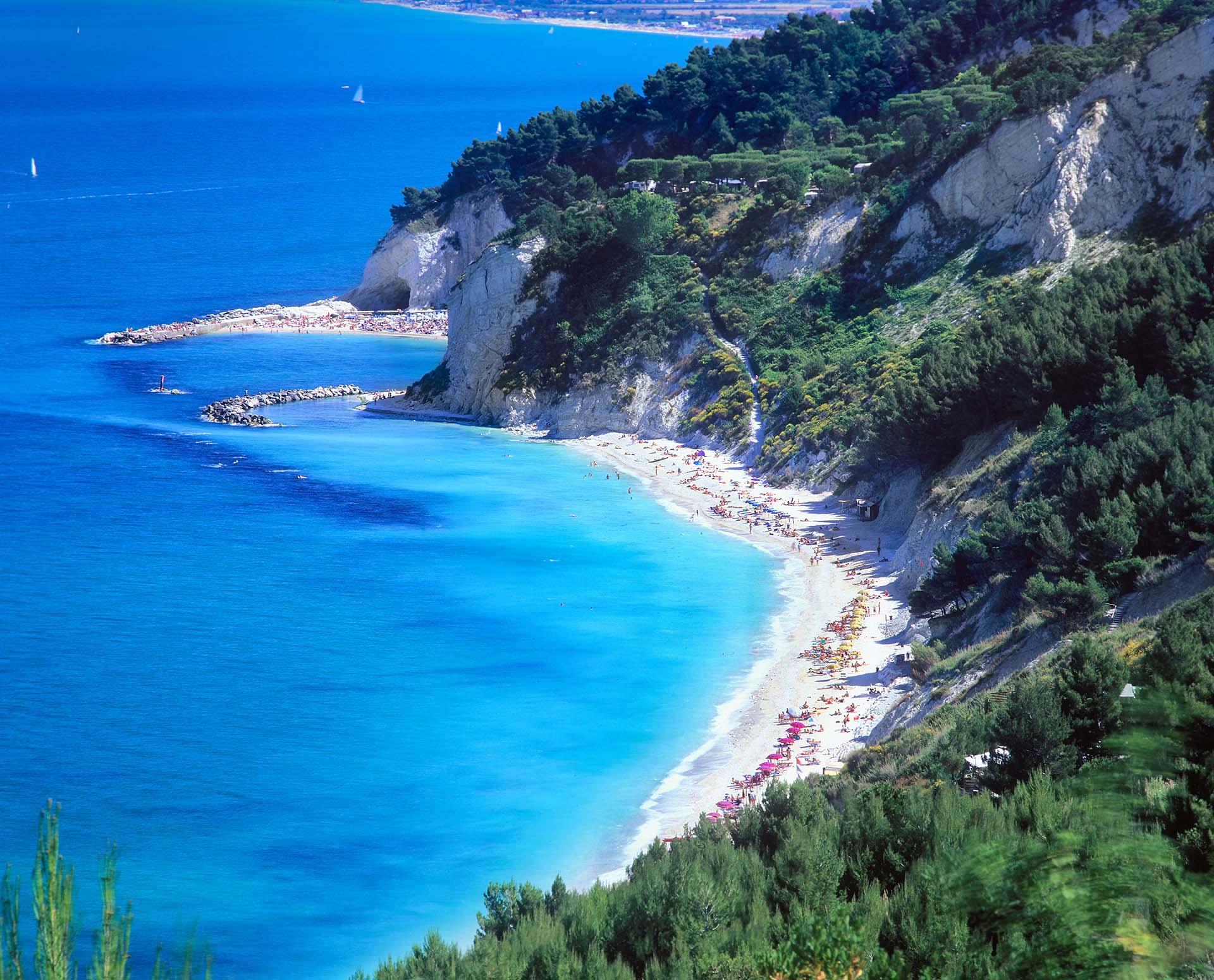 La spiaggia di San Michele dall'alto nel Parco del Conero nelle Marche.