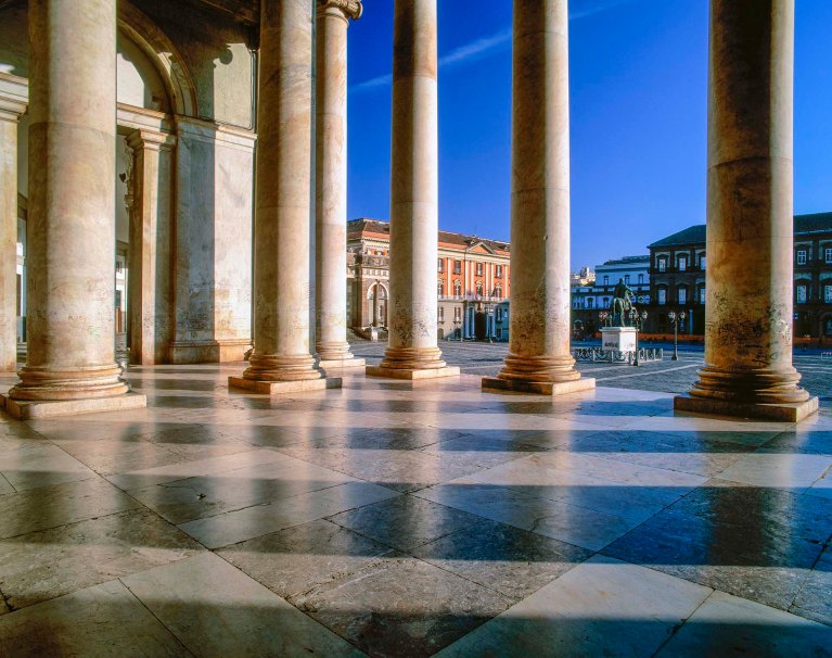 La maestosa colonnata circolare della Basilica di San Francesco di Paola, situata in Piazza del Plebiscito a Napoli