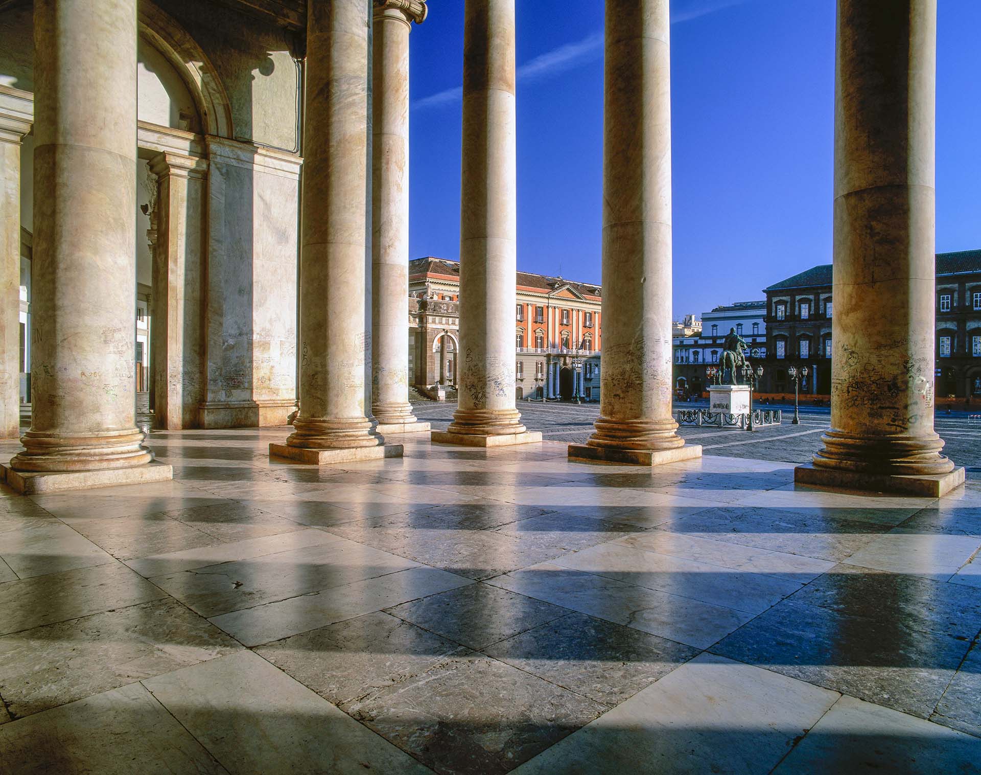La maestosa colonnata circolare della Basilica di San Francesco di Paola, situata in Piazza del Plebiscito a Napoli
